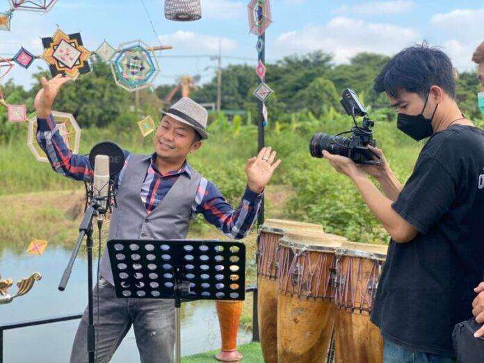 อี๊ด กับบทบาท นักร้อง
