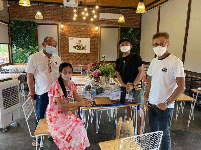 04.อี๊ด โปงลาง ทักทายถ่ายรูปกับลูกค้าด้วยคว
