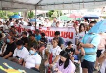 “หมู่บ้านทวีสุขนาริสา” เดินขบวน “คัดค้านการจัดตั้งชุมชน” หวั่นคณะกรรมการคอรัปชั่น ด้านตัวแทน “เขตบึงกุ่ม” ลงพื้นที่ชี้แจงด่วน